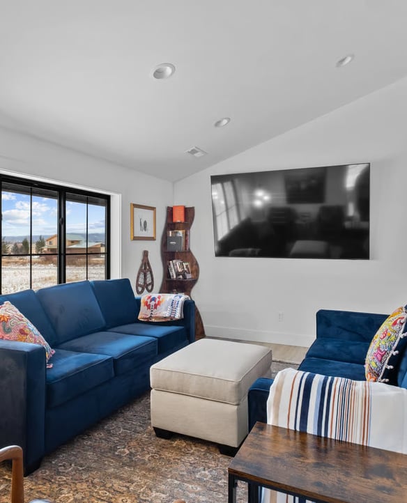 Relax in a Modern Home with Sauna, Hot Tub and Scenic Views